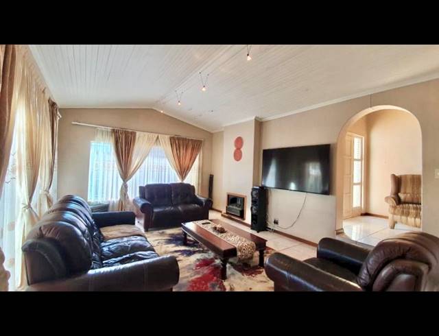 5 BEDROOM HOUSE FOR SALE IN GLENVISTA